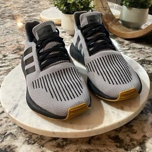Adidas Swift Run “new gum gray & black” Mens sneakers uncommon color combo